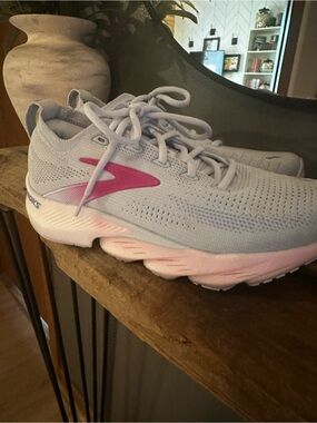Brooks Women’s Light Blue Athletic Shoes with Pink Accent. Worn once!